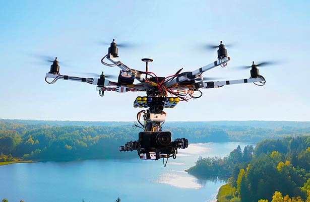 Drohne über einem See im Wald